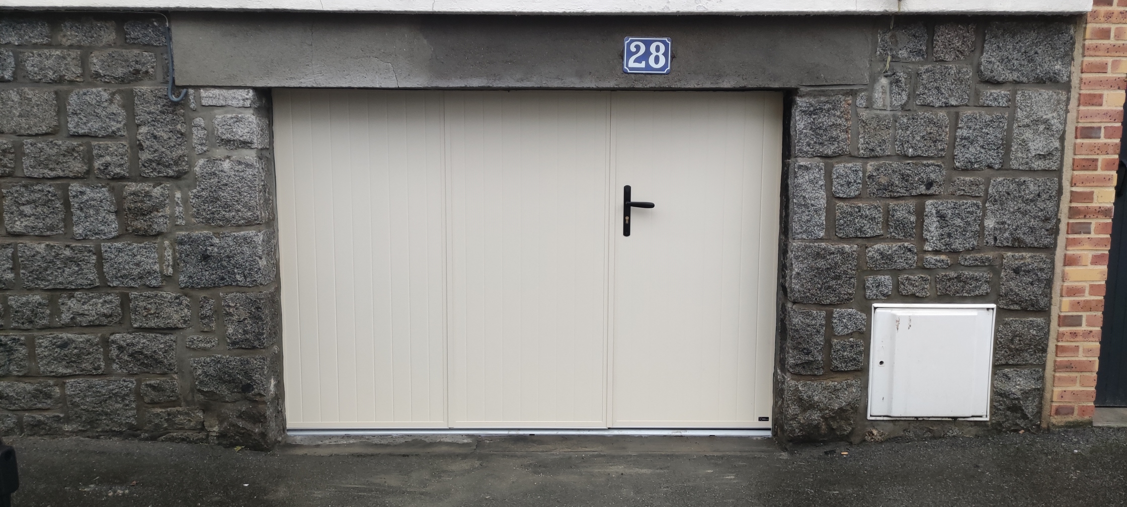Porte de garage blanche (porte piétonne/garage), vue de face