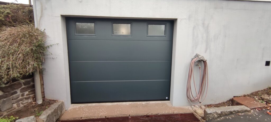 Porte de garage sectionnelle gris anthracite, maison individuelle