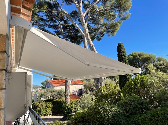 Store banne extérieur déployé sur terrasse, ombrage