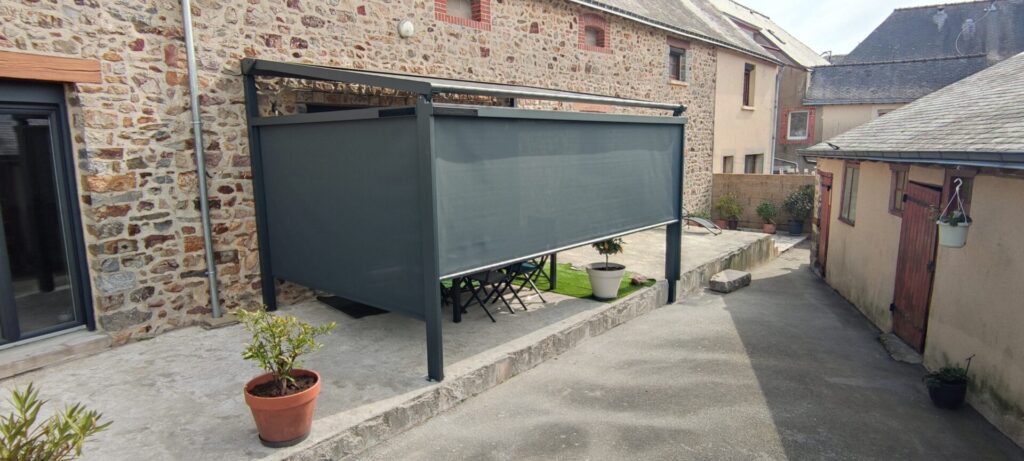 Pergotoile avec store screen