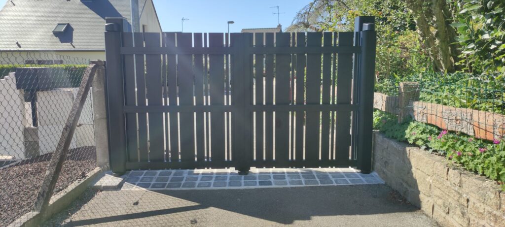 Portail avec motorisation intégrée