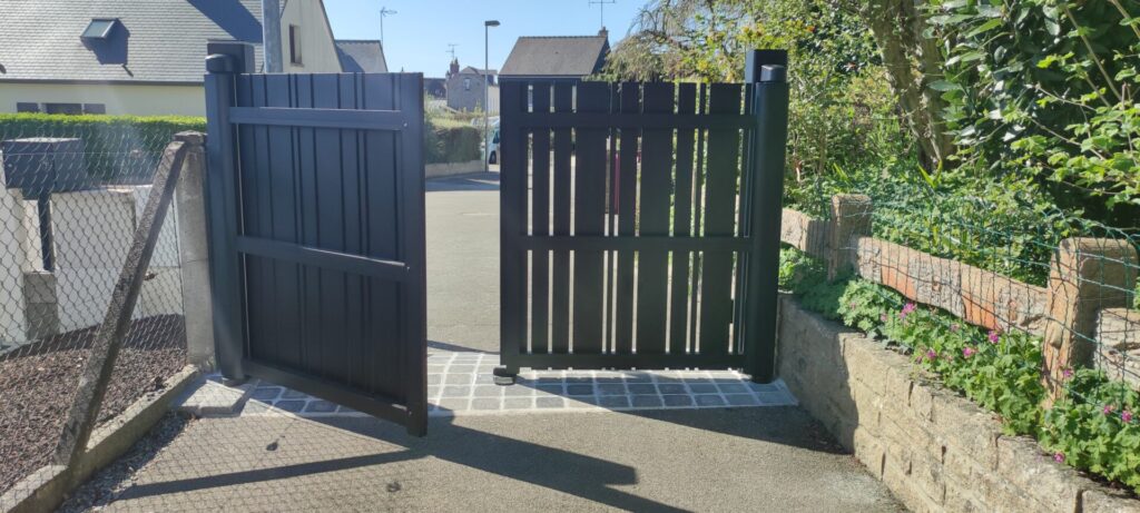 Portail avec motorisation intégrée
