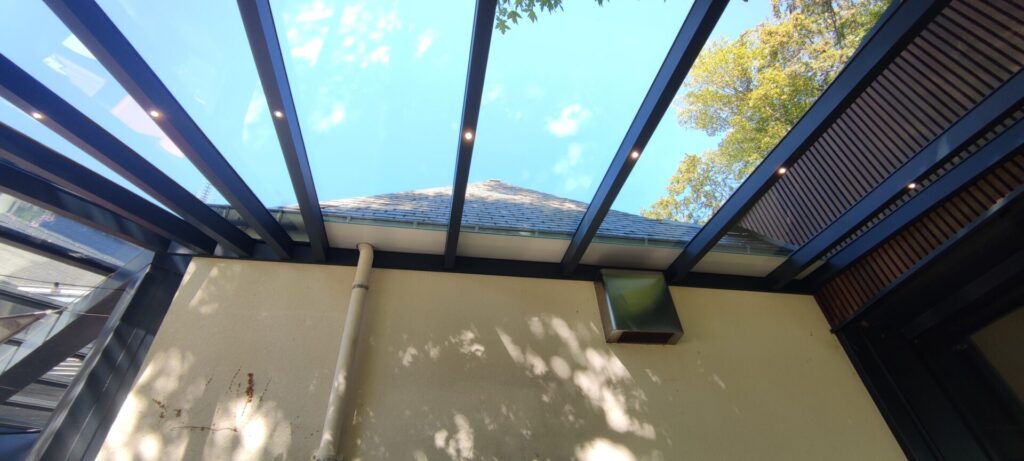 Pergola toit vitré avec spots leds